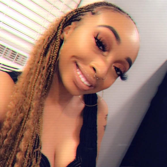 Meet your Posher, Tori - Picture 2 of 2